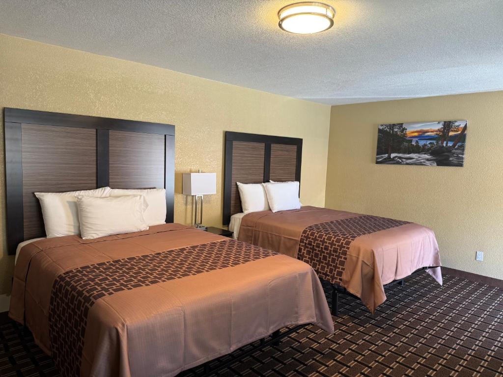 Postel nebo postele na pokoji v ubytování Tahoe Sands Inn