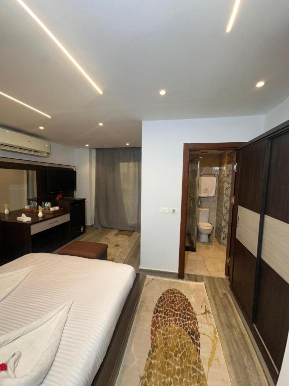 Postel nebo postele na pokoji v ubytování Kayan Pyramids Hotel