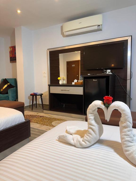 Postel nebo postele na pokoji v ubytování Kayan Pyramids Hotel