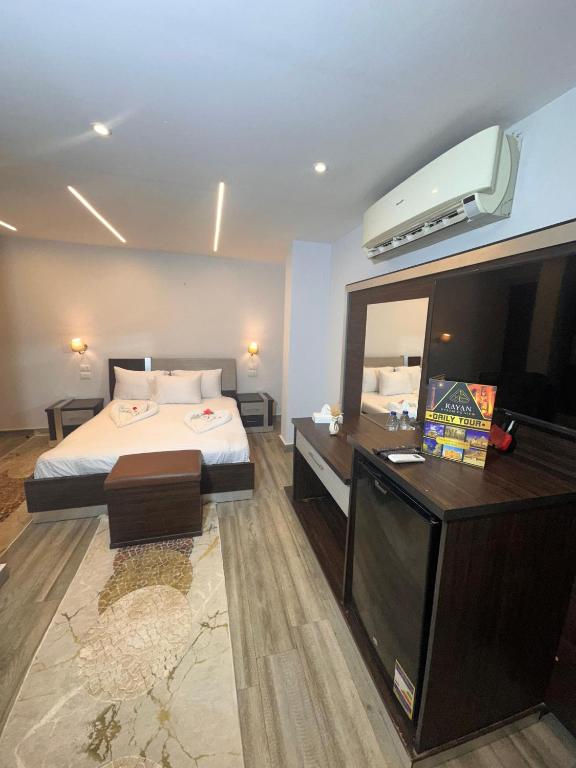 Postel nebo postele na pokoji v ubytování Kayan Pyramids Hotel