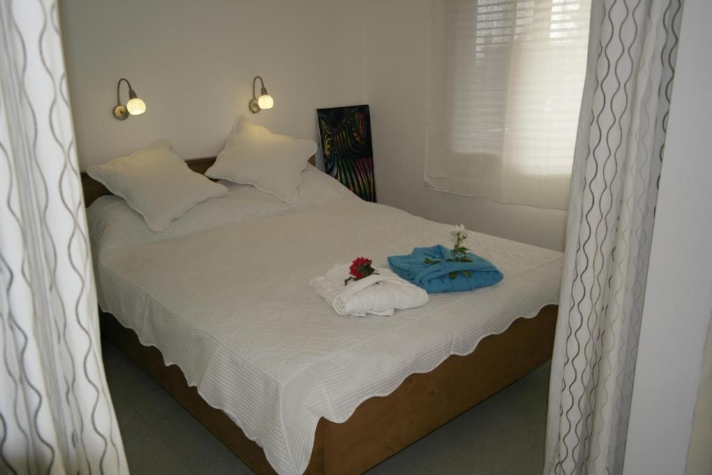 a bedroom with a bed with two towels on it at צימר ברחובות - Israeli Home in Rechovot