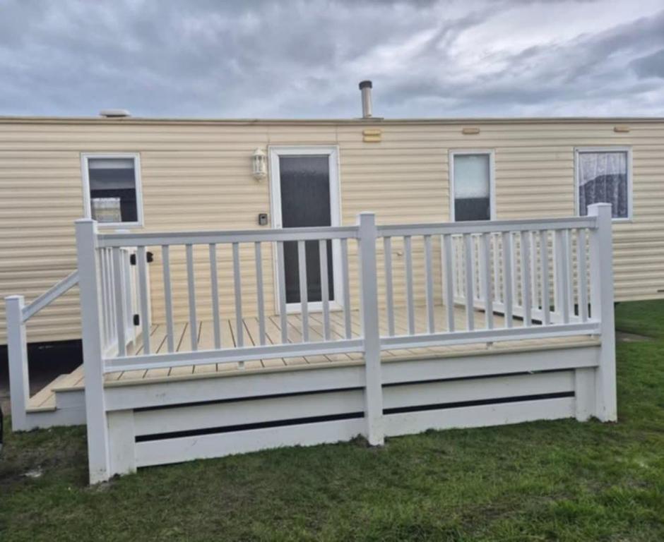 Το κτήριο όπου στεγάζεται  το κάμπινγκ