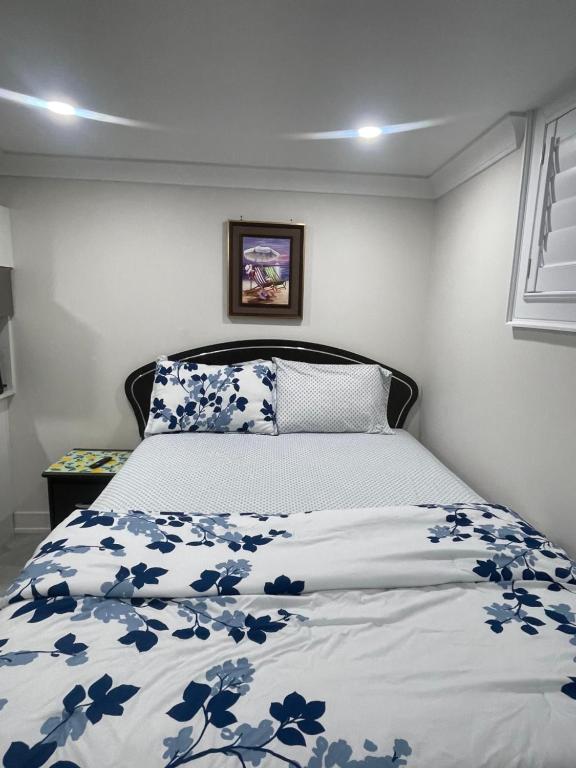 Voodi või voodid majutusasutuse Luxury Basement-Private Bdr & Bathroom with free parking In Toronto toas