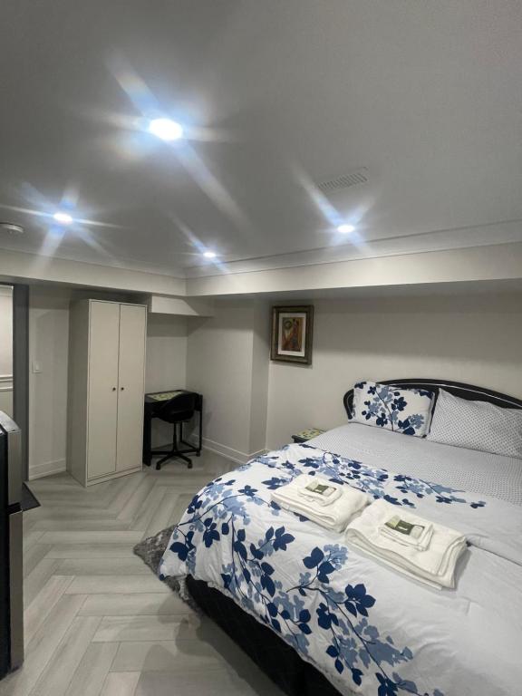Voodi või voodid majutusasutuse Luxury Basement-Private Bdr & Bathroom with free parking In Toronto toas