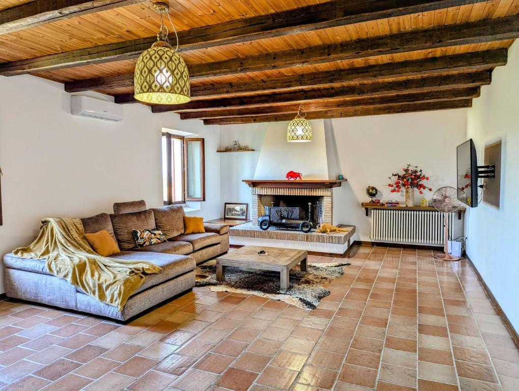 un soggiorno con divano e camino di Libero Ranch 