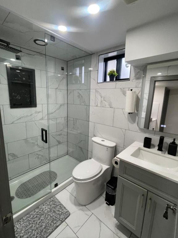 Vannituba majutusasutuses Luxury Basement-Private Bdr & Bathroom with free parking In Toronto