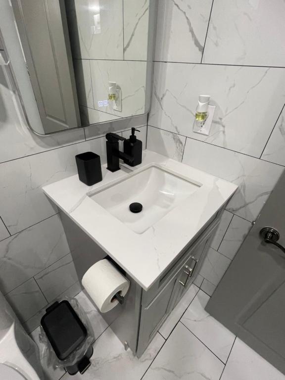 Vannituba majutusasutuses Luxury Basement-Private Bdr & Bathroom with free parking In Toronto