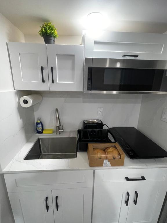 Köök või kööginurk majutusasutuses Luxury Basement-Private Bdr & Bathroom with free parking In Toronto
