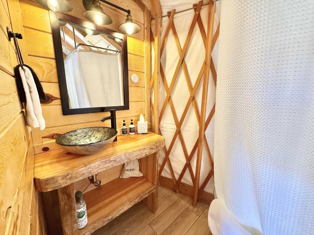 Koupelna v ubytování Yurt Overlook #7 with AC and Private Bath 2 Kings