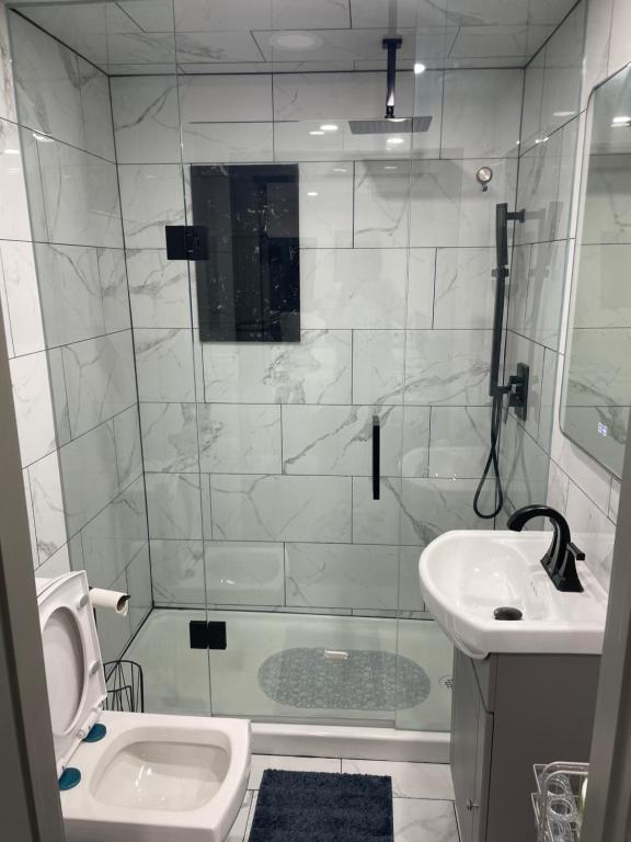 Vannituba majutusasutuses Luxury Basement-Private Bdr & Bathroom with free parking In Toronto
