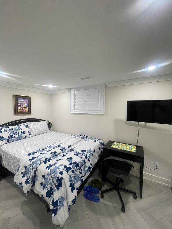 Voodi või voodid majutusasutuse Luxury Basement-Private Bdr & Bathroom with free parking In Toronto toas