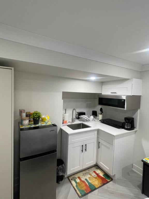 Köök või kööginurk majutusasutuses Luxury Basement-Private Bdr & Bathroom with free parking In Toronto