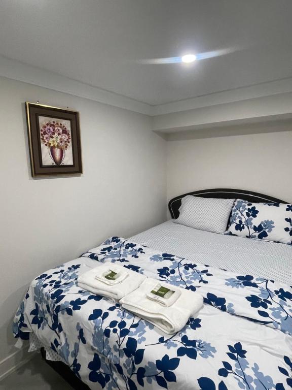 Voodi või voodid majutusasutuse Luxury Basement-Private Bdr & Bathroom with free parking In Toronto toas