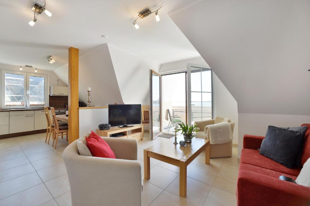 ein Wohnzimmer mit 2 Sofas und einem Tisch in der Unterkunft Ferienwohnung Generalsuite in Breege