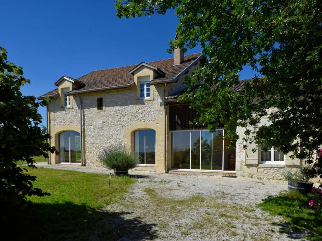 Elle offre une vue sur l'extérieur d'une maison dotée de grandes fenêtres. dans l'établissement Grande Maison de Caractère avec Piscine Privée au Cœur du Vignoble de Bergerac - FR-1-616-128, à Saussignac