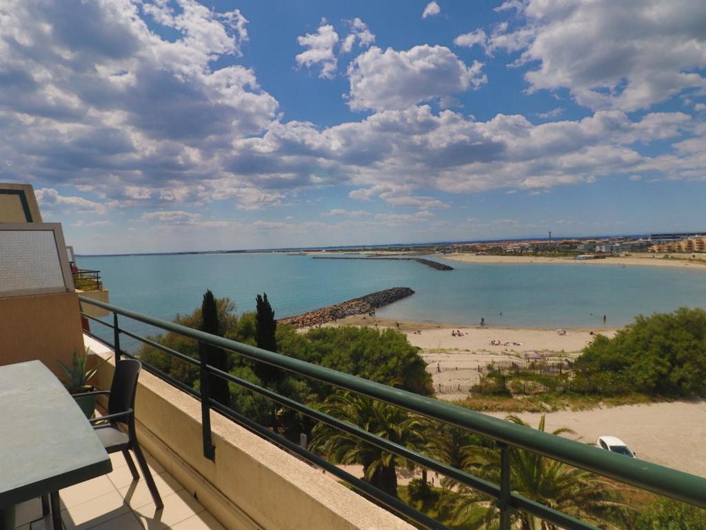 un balcon avec vue sur la plage et l'océan dans l'établissement T2 cab en résidence avec piscine à la plage et terrasse à Sète - FR-1-472A-315, à Sète