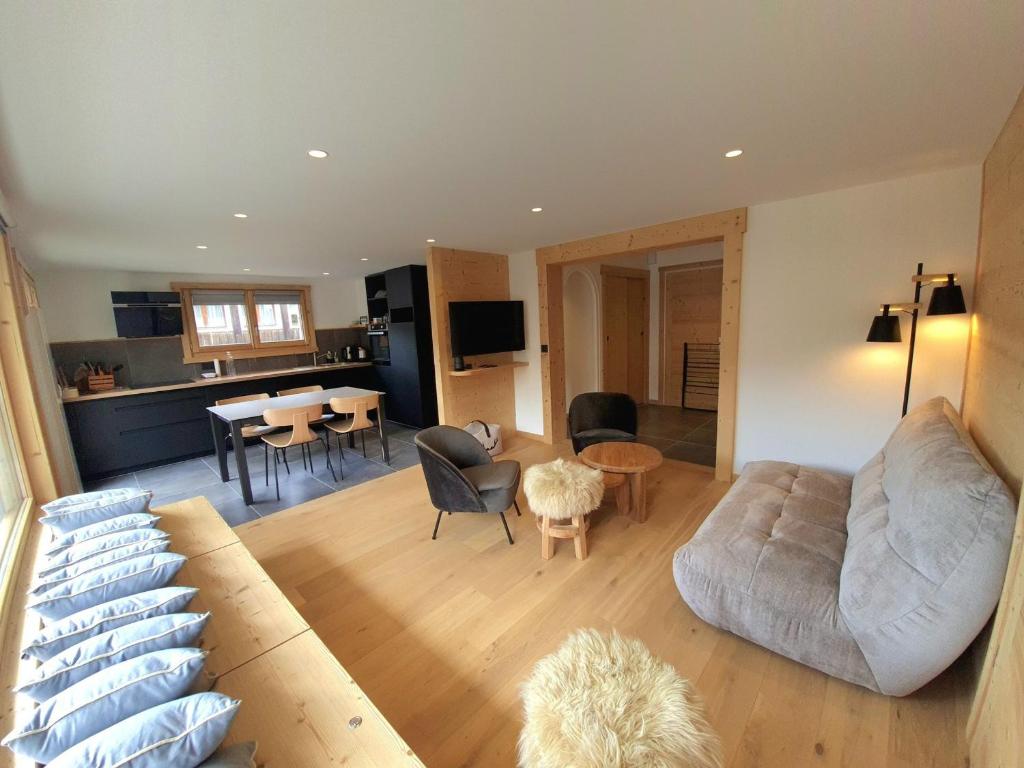 un salon avec un canapé et une table dans l'établissement Bel appartement T3, centre village, proche pistes, parking - FR-1-459-244, à La Clusaz