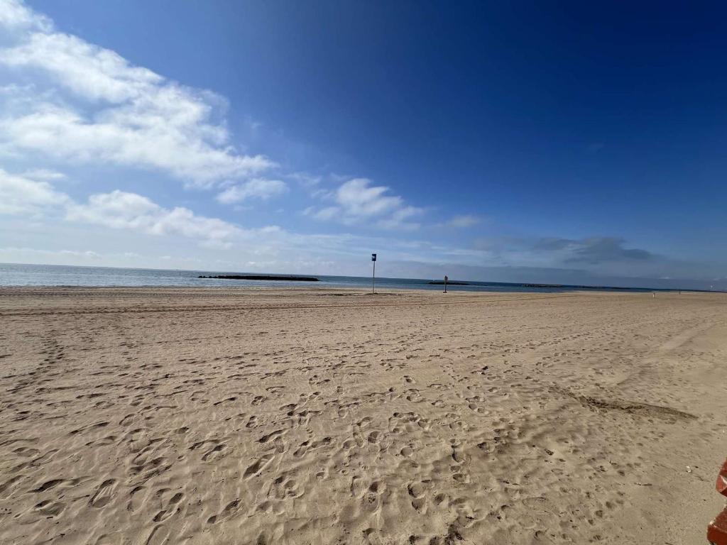 une plage avec des empreintes de pas dans le sable et l'océan dans l'établissement Pavillon T3 en bord de mer avec accès plage pour 4 personnes - FR-1-701-93, à Valras-Plage