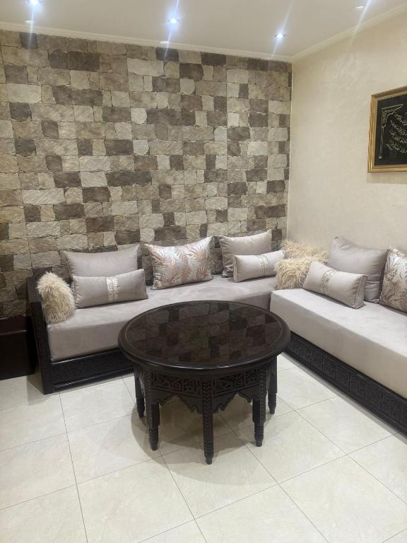 Posezení v ubytování Spacious Appartment in the heart of Tangier with 2 living rooms, 2 bedrooms KING SIZE beds, 2 baths, 2 patios