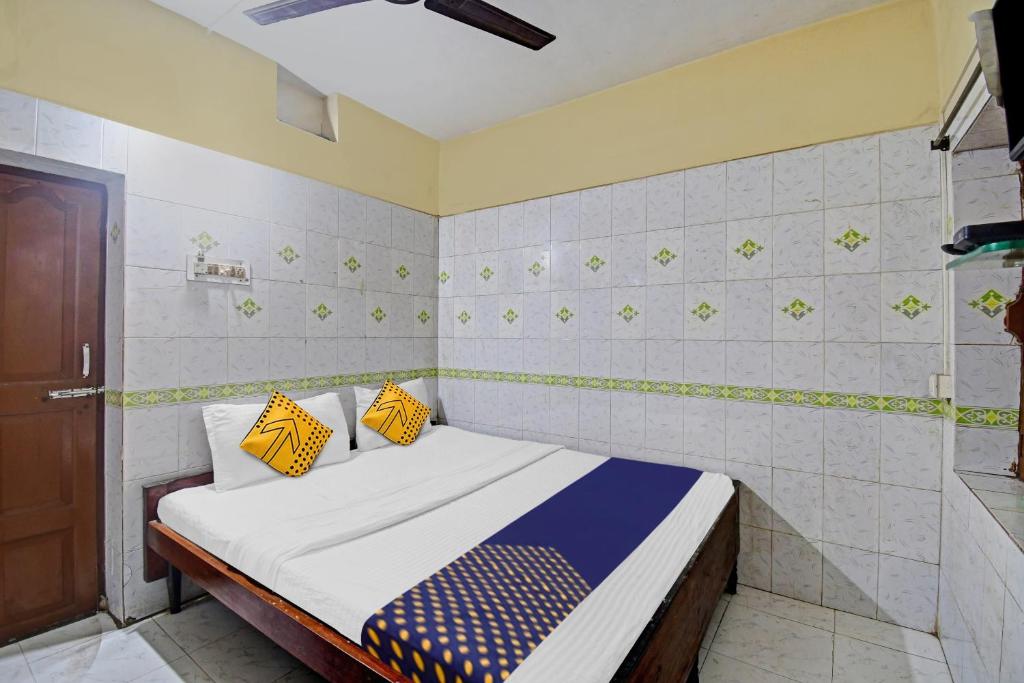 Postel nebo postele na pokoji v ubytování Hotel O Bikram Lodge
