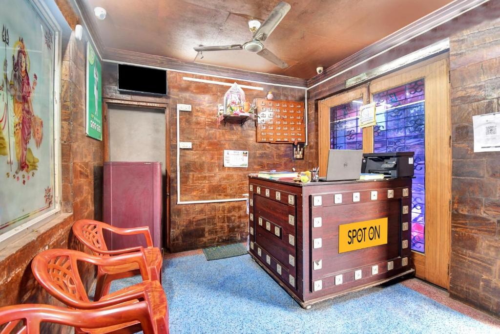 TV a/nebo společenská místnost v ubytování Hotel O Bikram Lodge