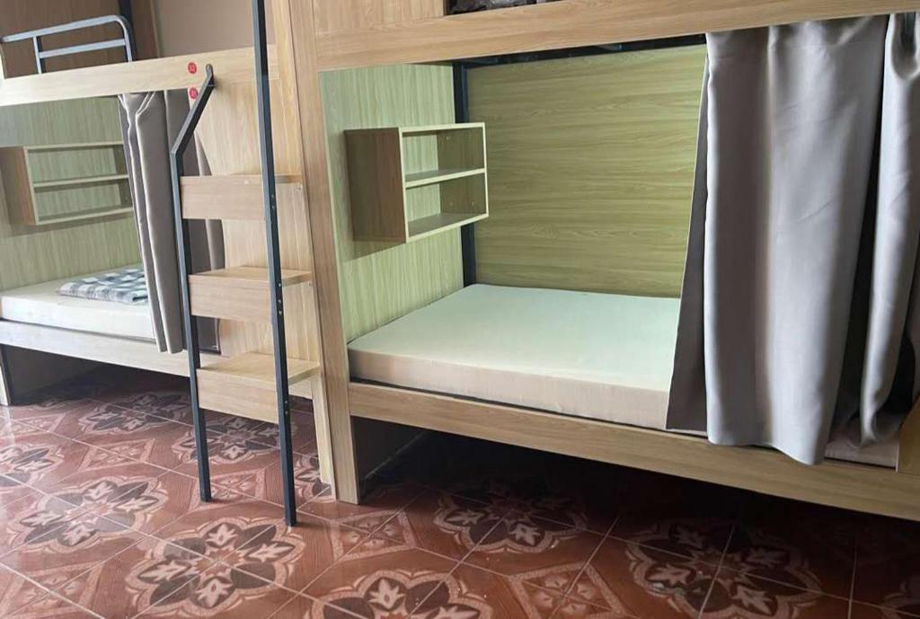 Un par de literas en una habitación en Hola Backpacker Hostel, en Vientiane