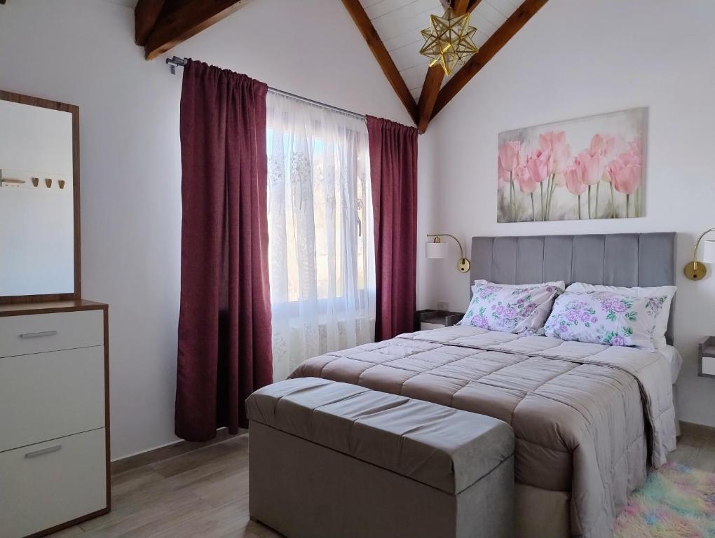 Un dormitorio con una cama y una ventana grande. en Apart Ruta 40, en El Chaltén