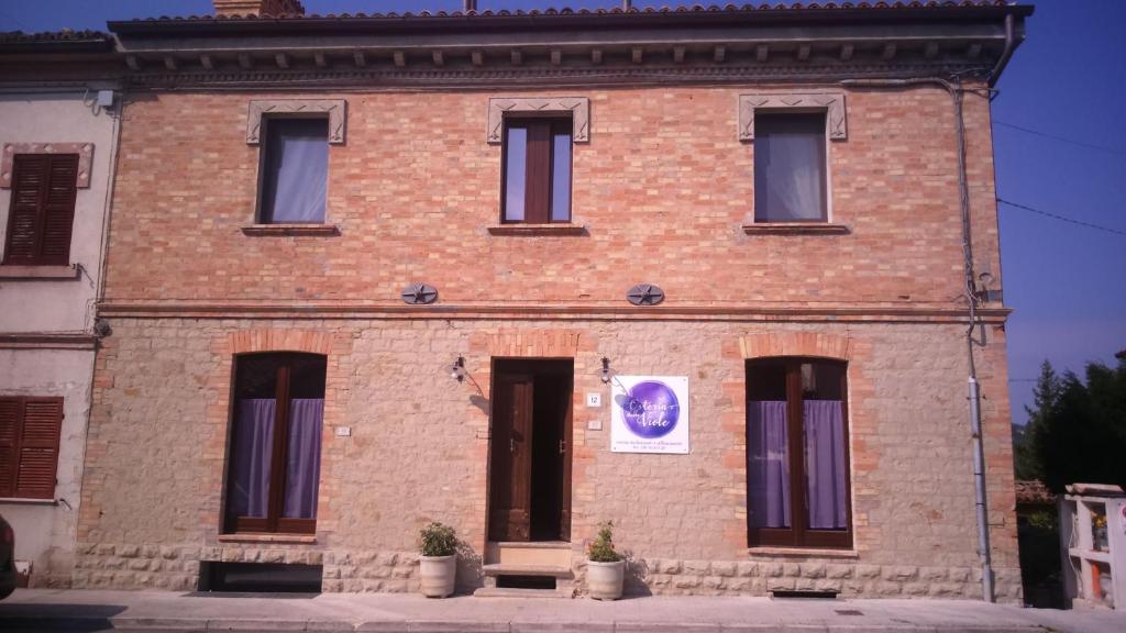 ein Backsteingebäude mit einer Flagge darauf in der Unterkunft Le Viole B&B in Mergo