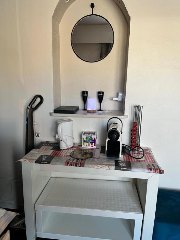 une table avec un miroir au-dessus dans l'établissement Studio 4 personnes Valberg, à Péone