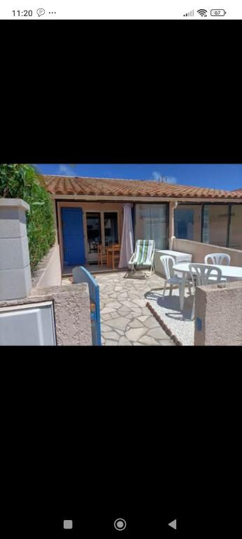 2 immagini di un patio con sedie e tavolo di Maison de vacances à st Cyprien a Saint-Cyprien-Plage