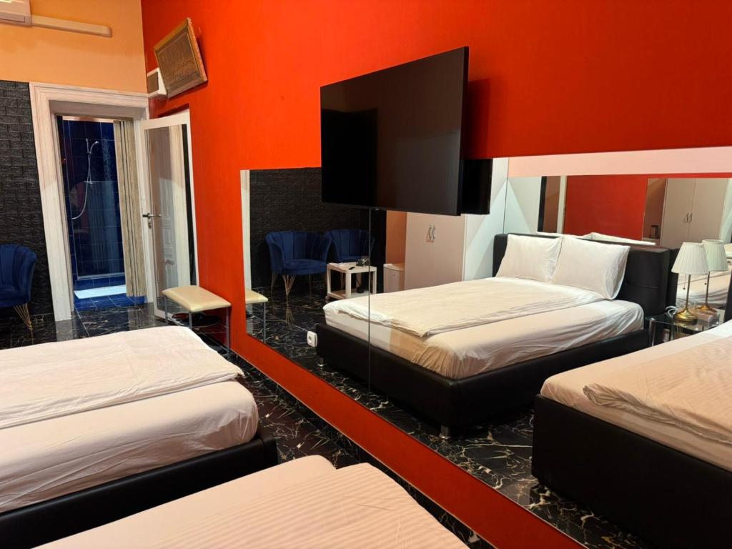 プラハにあるVIP 1-Wenceslas squareのベッド3台、薄型テレビが備わる客室です。