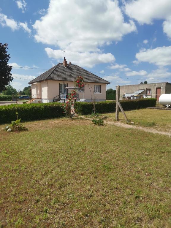 une maison avec une cour devant dans l'établissement le pavillon a la campagne, à La Perche