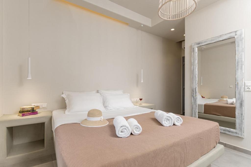 Postel nebo postele na pokoji v ubytování Plaka Hotel I