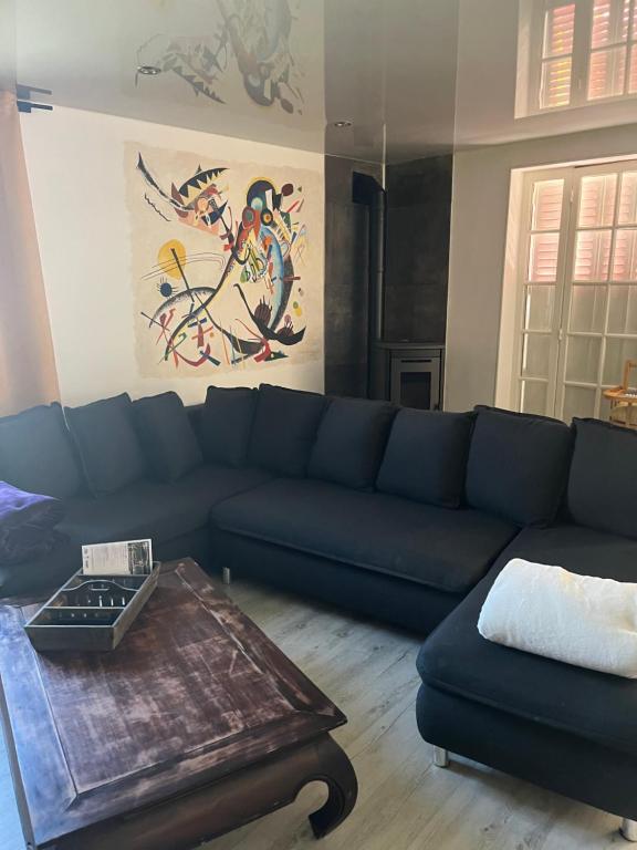 un salon avec un canapé bleu et une table basse dans l'établissement Maison avec cour, à Neuvy-sur-Barangeon