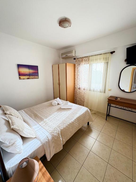 Postel nebo postele na pokoji v ubytování Rousolakos Pool Apartments