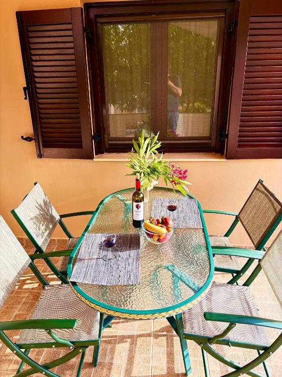 Balkón nebo terasa v ubytování Rousolakos Pool Apartments