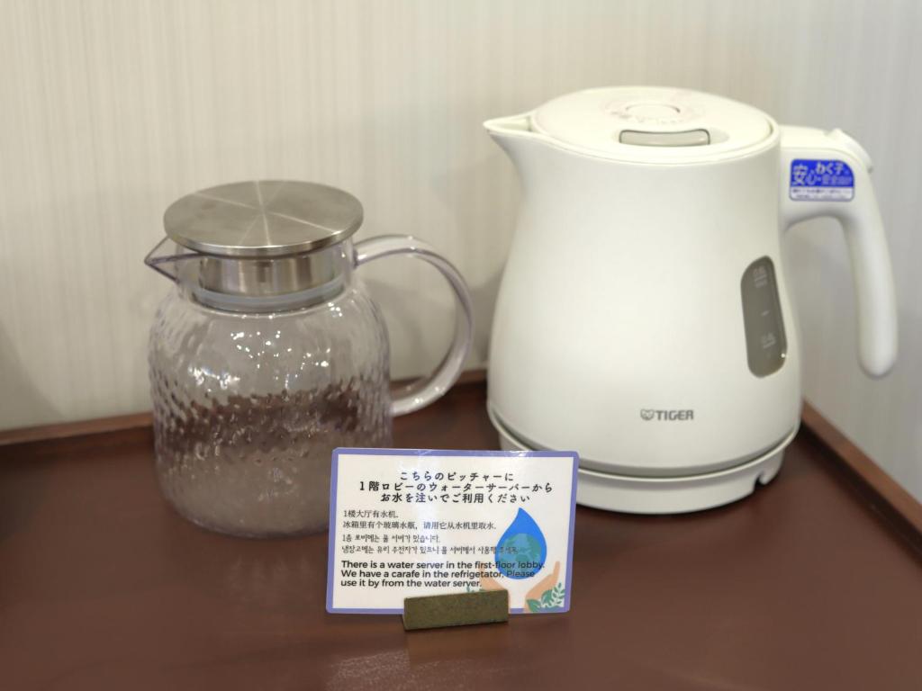 Příslušenství pro přípravu čaje a kávy v ubytování HOTEL BRILLIO ASAKUSABASHI