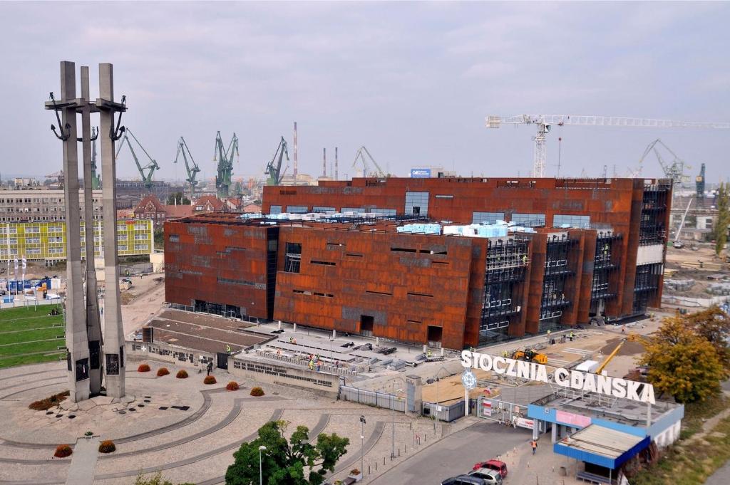 un gran edificio de ladrillo rojo en una ciudad en Gdańsk Stare Miasto en Gdansk