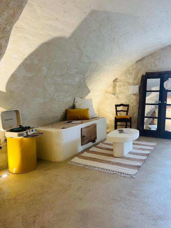 La salle de bains est pourvue d'une baignoire et de toilettes. dans l'établissement Charming house with sea view Emily in Porri, à Porri