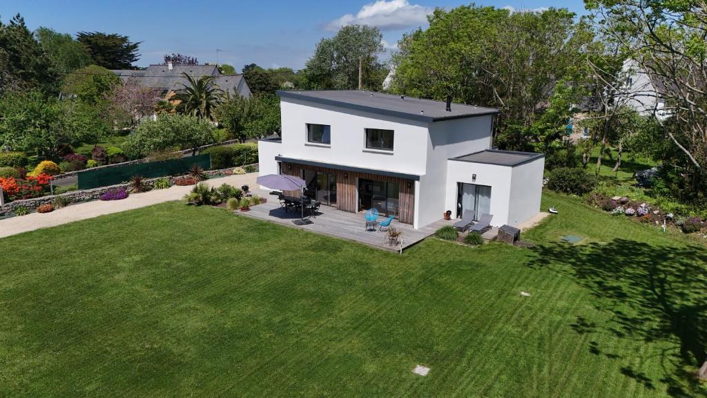 - une vue aérienne sur une maison blanche avec une cour dans l'établissement Maison Penmarc'h 800 m plage, 10 mn La Torche, à Penmarcʼh