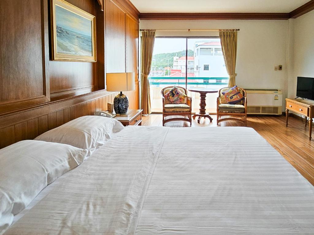 Postel nebo postele na pokoji v ubytování Sirin Hotel Hua Hin