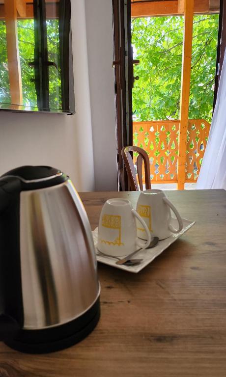 Příslušenství pro přípravu čaje a kávy v ubytování Lomtadze Family Wine Hotel