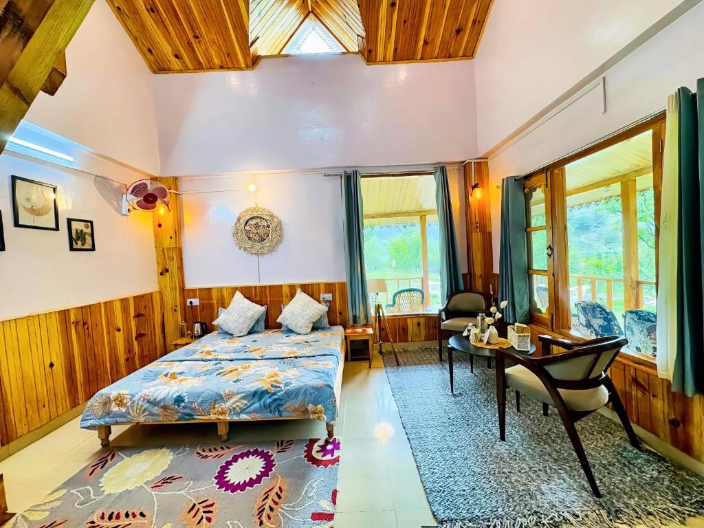 Postel nebo postele na pokoji v ubytování Boho Grove Cafe & Stay, Tirthan Valley