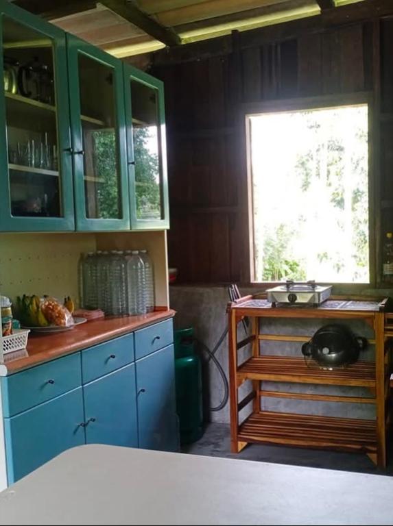 Kuchyň nebo kuchyňský kout v ubytování Baan Chi Homestay