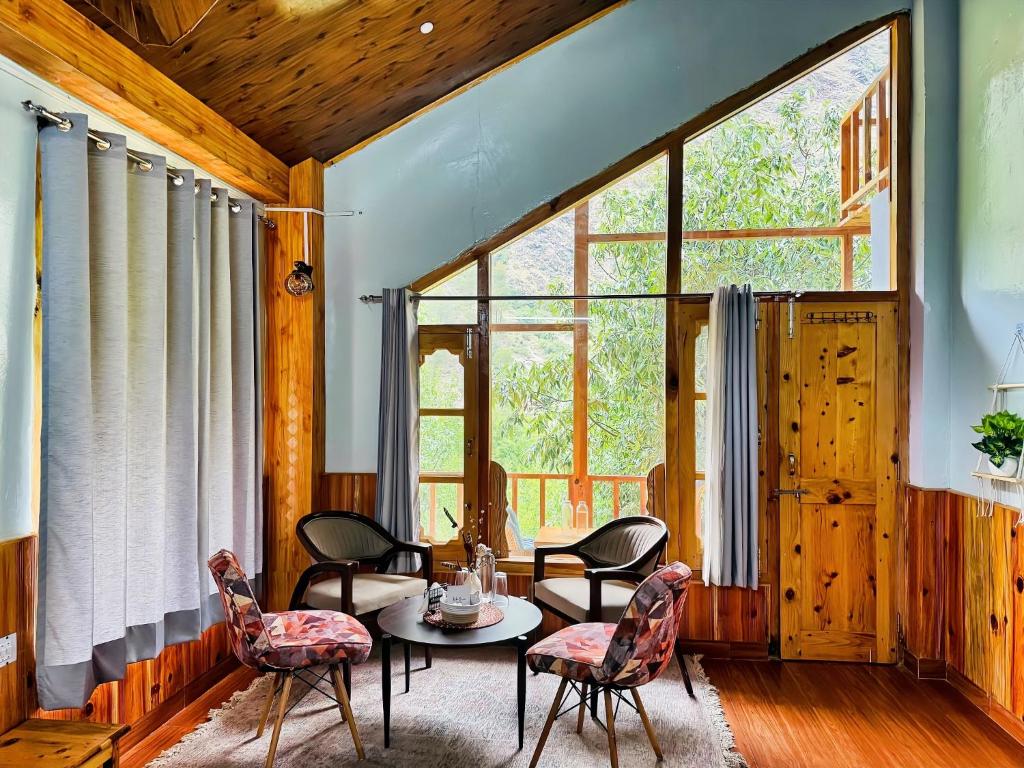 Posezení v ubytování Boho Grove Cafe & Stay, Tirthan Valley