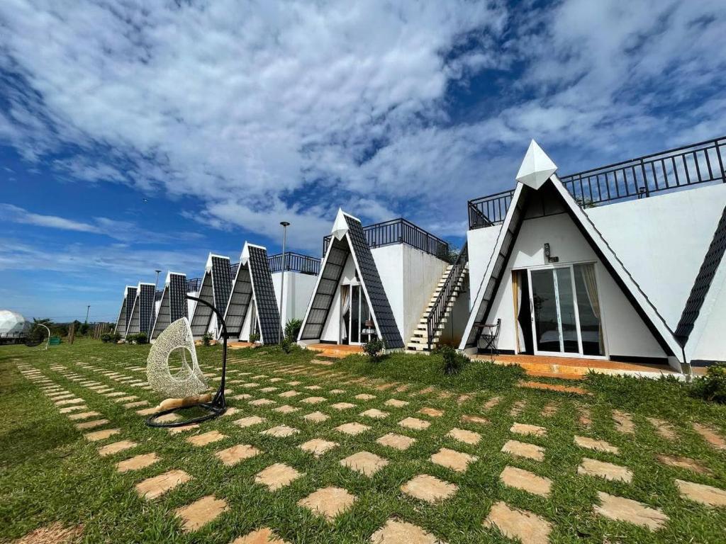 un edificio con una scultura di fronte di Romnea Moon Resort a Krong Saen Monourom