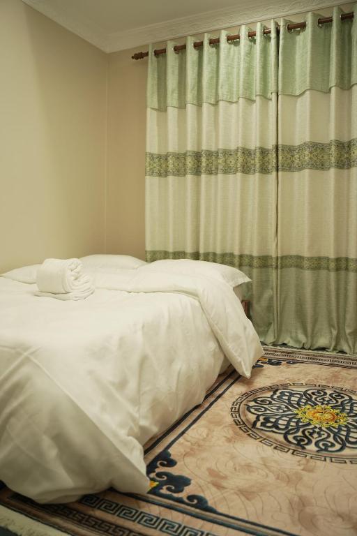 Katil atau katil-katil dalam bilik di 2 BHK Apartment Homestay in Kathmandu