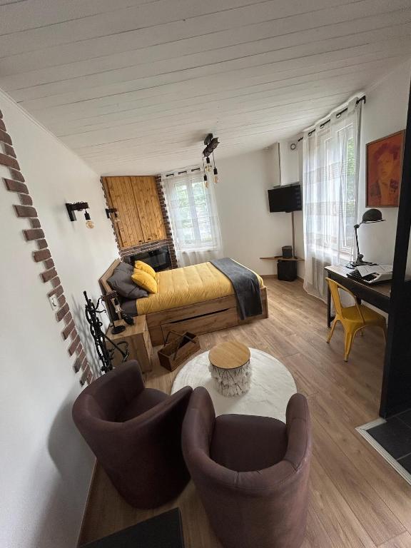 un salon avec un canapé et une table dans l'établissement Le Refuge de la Gravière, à Charleville-Mézières