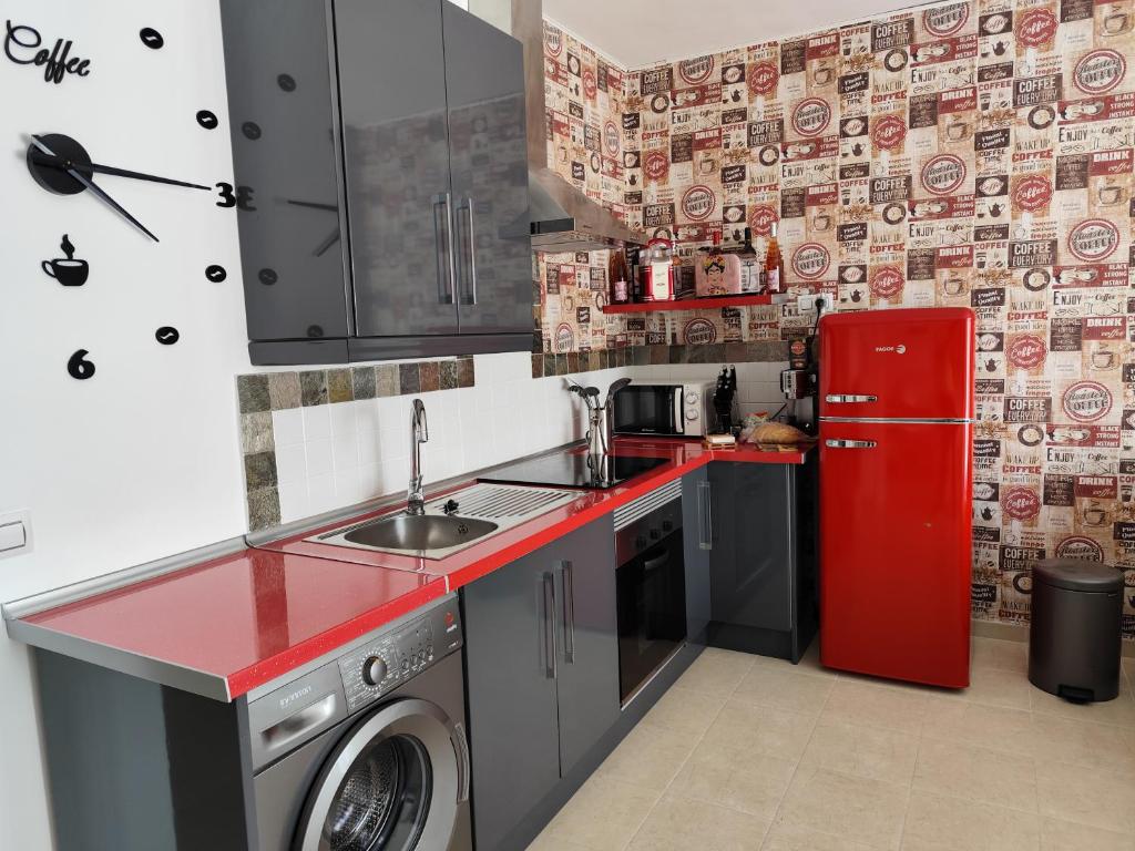 A kitchen or kitchenette at ÁTICO RILQUE, Apartamentos Independientes con Jacuzzi Privado y Terraza en Ronda