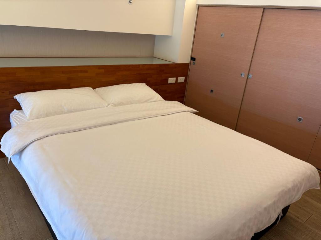 Postel nebo postele na pokoji v ubytování 旗溫泉民宿